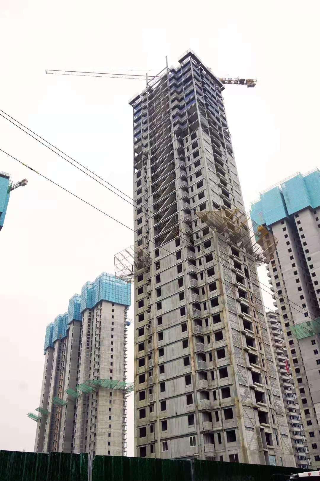 迎曦园1#楼钢结构主体封顶。